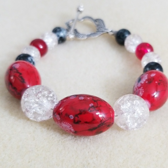 Red, black and white glass beaded bracelet - Picture 3 of 4